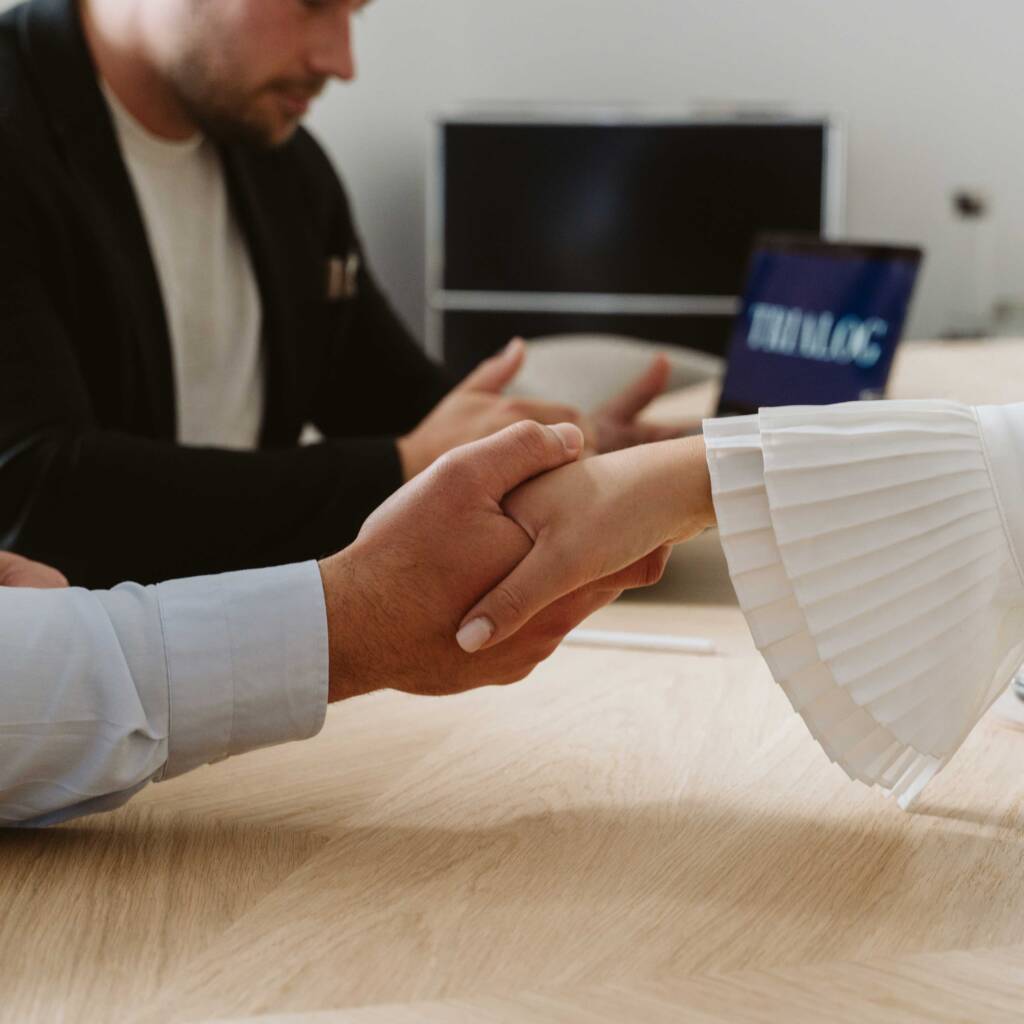 Handschlag nach der Beratung – unabhängige Finanzberatung bei Trialog