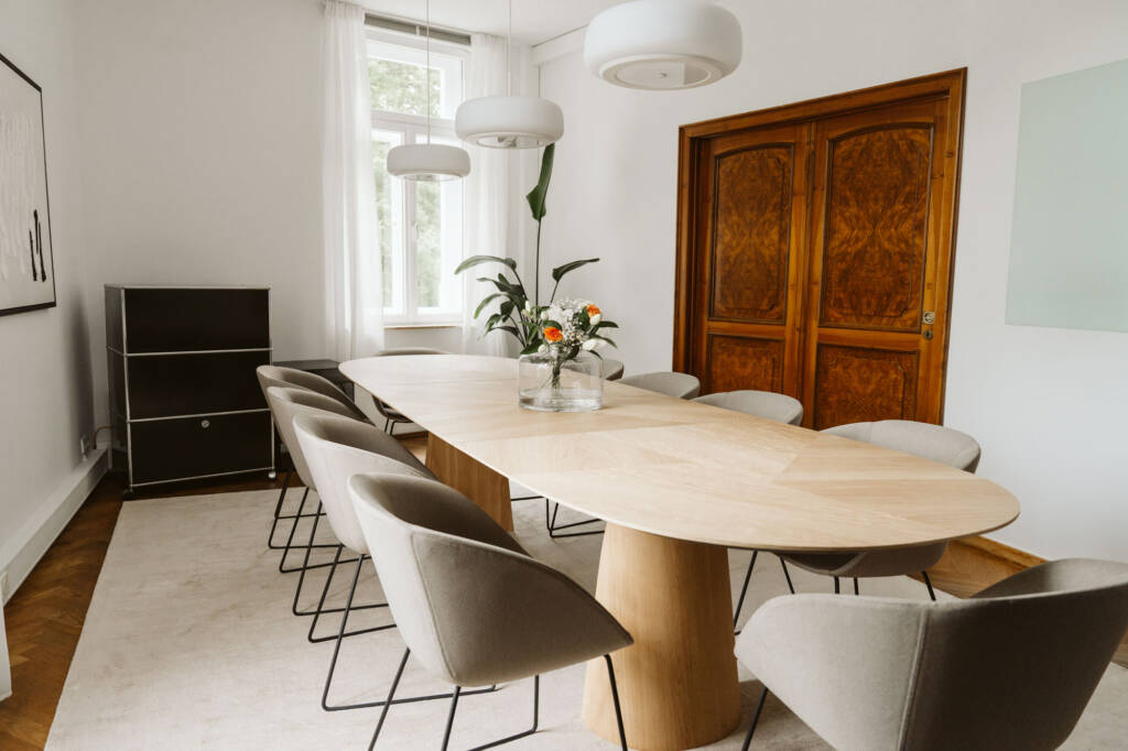 Besprechungstisch für die Eigentümerversammlung einer WEG — hier entscheiden Wohnungseigentümer in Gütersloh über bauliche Veränderungen wie ein Klima-Splitgerät