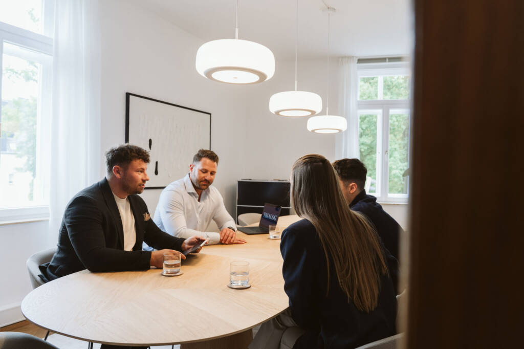 Team der Trialog Makler Gruppe im Beratungsgespräch am Konferenztisch