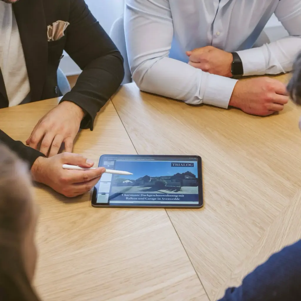 Beratung zur Anschlussfinanzierung bei der Trialog Makler Gruppe in Gütersloh — Konditionsvergleich am Tablet