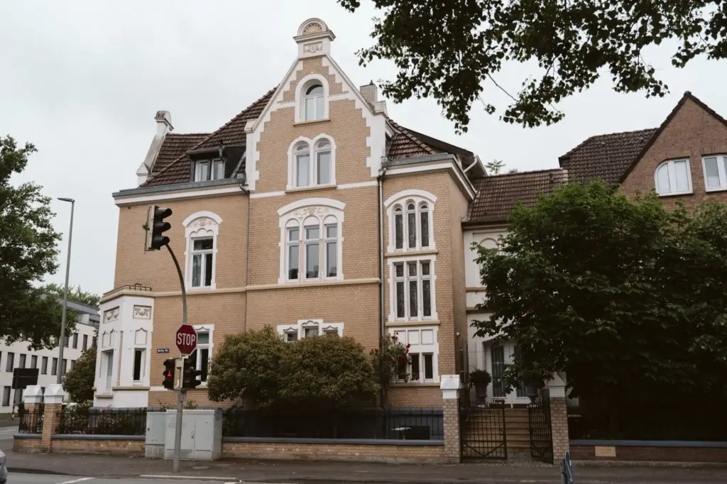 Sanierungsbedürftiger Altbau in Gütersloh — Bestandsimmobilie, wie sie über die KfW-Förderung Jung kauft Alt finanziert werden kann