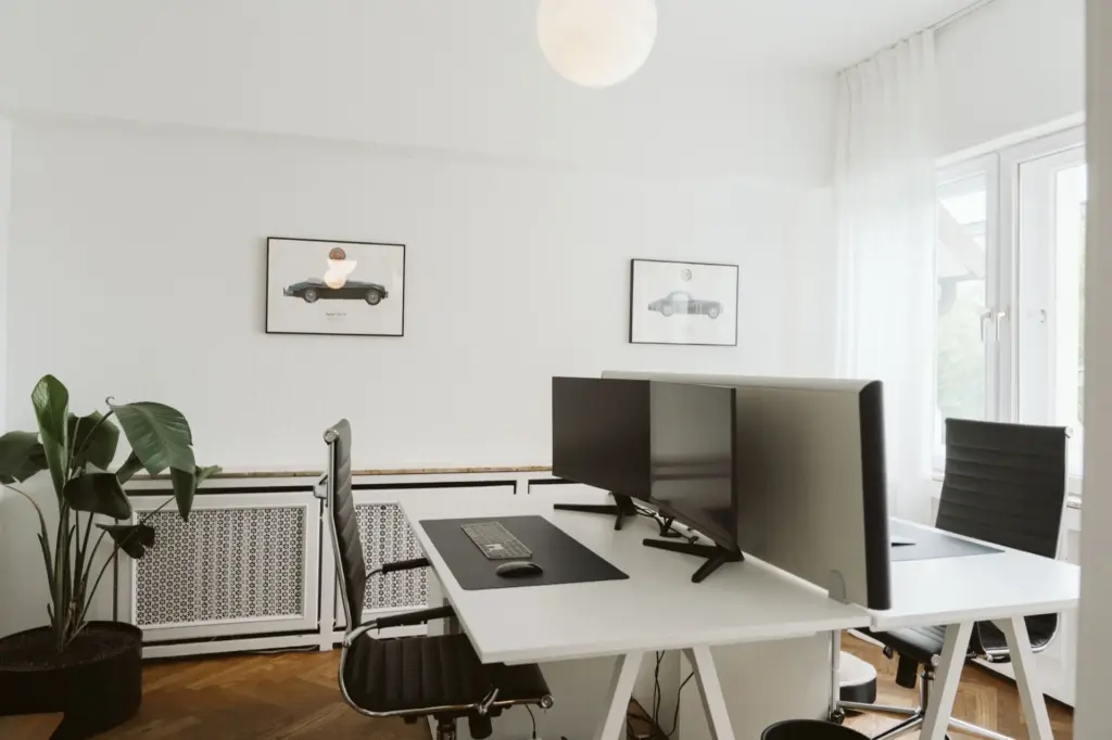 Baufinanzierungsberatung in Gütersloh — Arbeitsplatz im Büro der Trialog Makler Gruppe